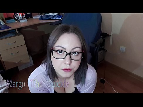 ❤️ Seksi djevojka s naočalama duboko siše dildo na kameri ❤️❌ Seks video kod nas ﹏